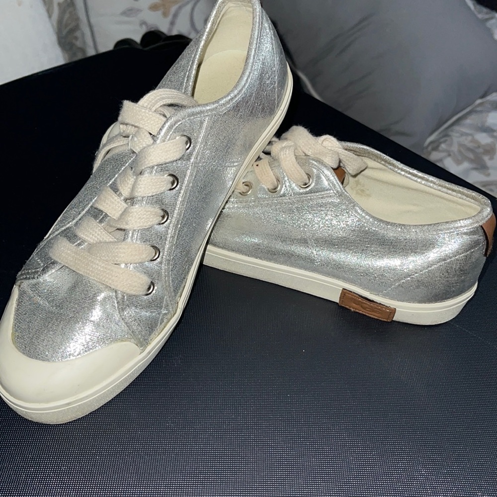 UGG Mikki Sterling Metallic Silver Low Top Sneakers youth Size 5 #1011823K - Picture 3 of 11